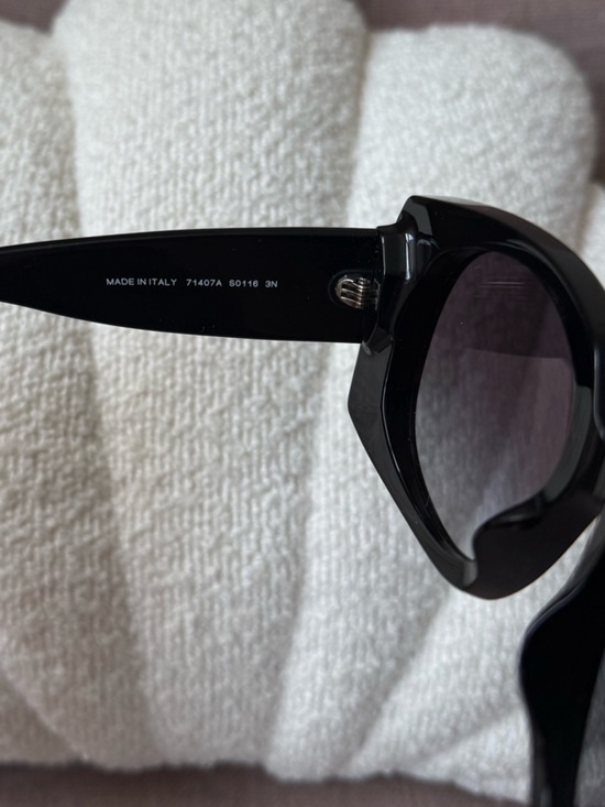 CHANEL Elegant Black Sunglasses